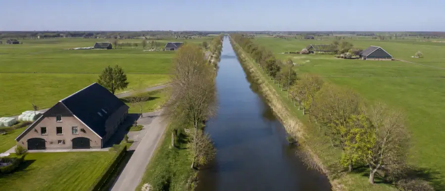Overijssels buitengebied met vrijstaande boerderijen en een rechte vaart